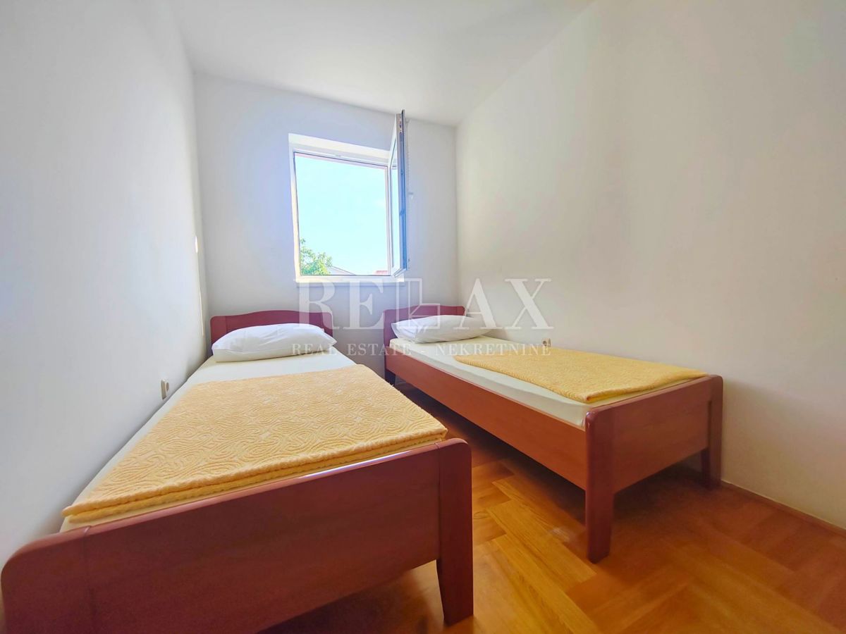 Otok Krk, Malinska - apartma z balkonom in parkirnim mestom