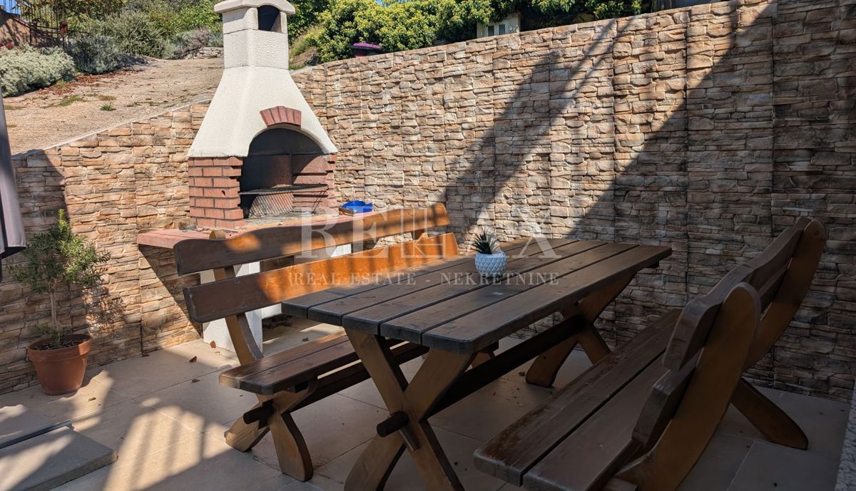 Brseč - na novo obnovljena hiša z jacuzzijem, savno in urejenim vrtom