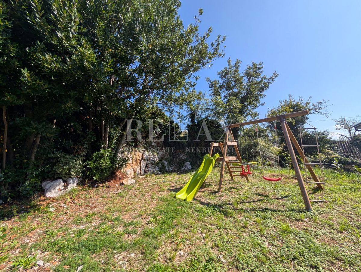 Brseč - na novo obnovljena hiša z jacuzzijem, savno in urejenim vrtom