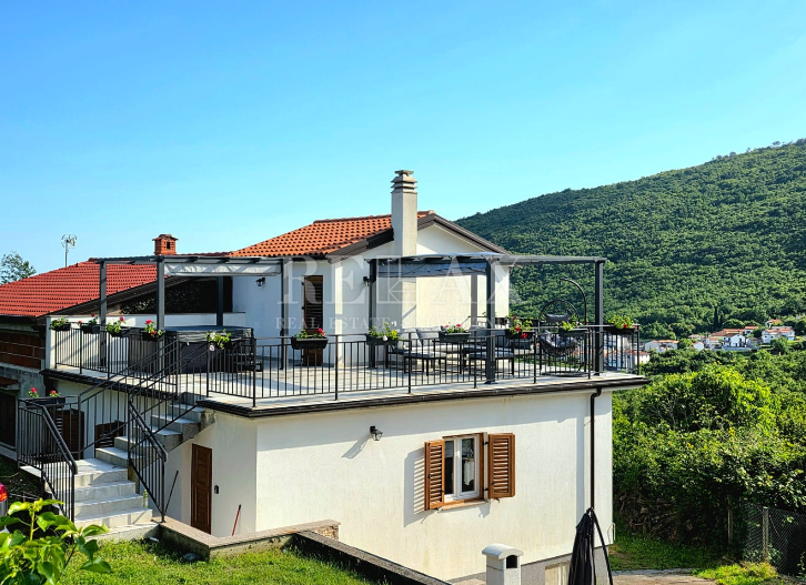 Brseč - na novo obnovljena hiša z jacuzzijem, savno in urejenim vrtom