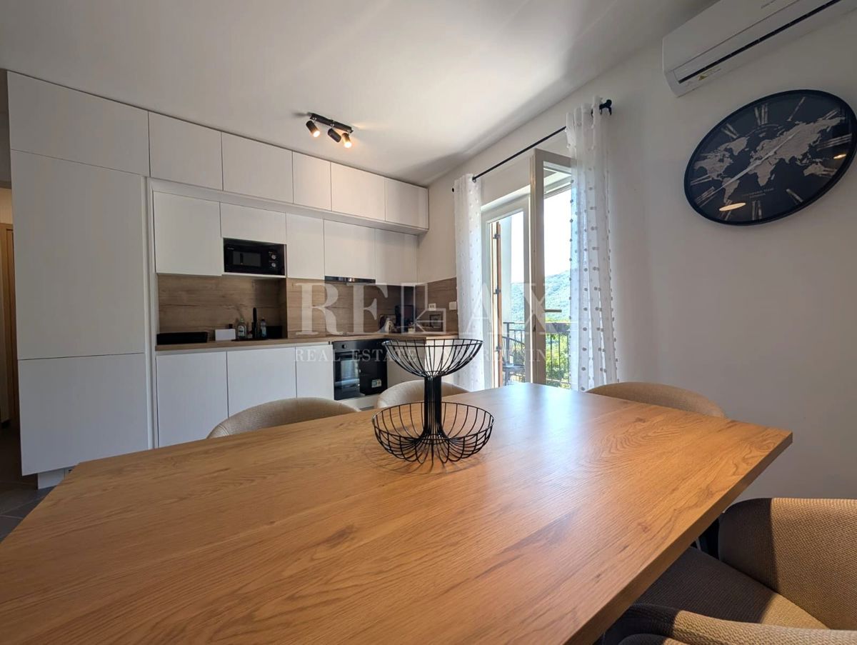 Brseč - na novo obnovljena hiša z jacuzzijem, savno in urejenim vrtom