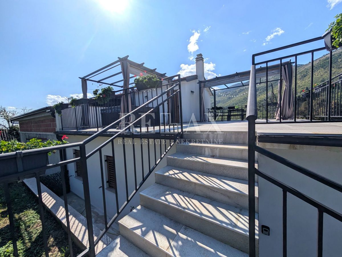 Brseč - na novo obnovljena hiša z jacuzzijem, savno in urejenim vrtom