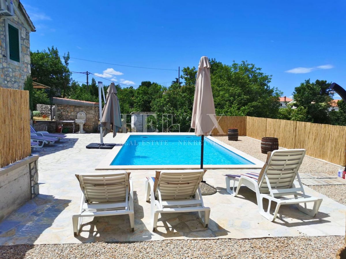 Dobrinj - prenovljena kamnita vila, bazen