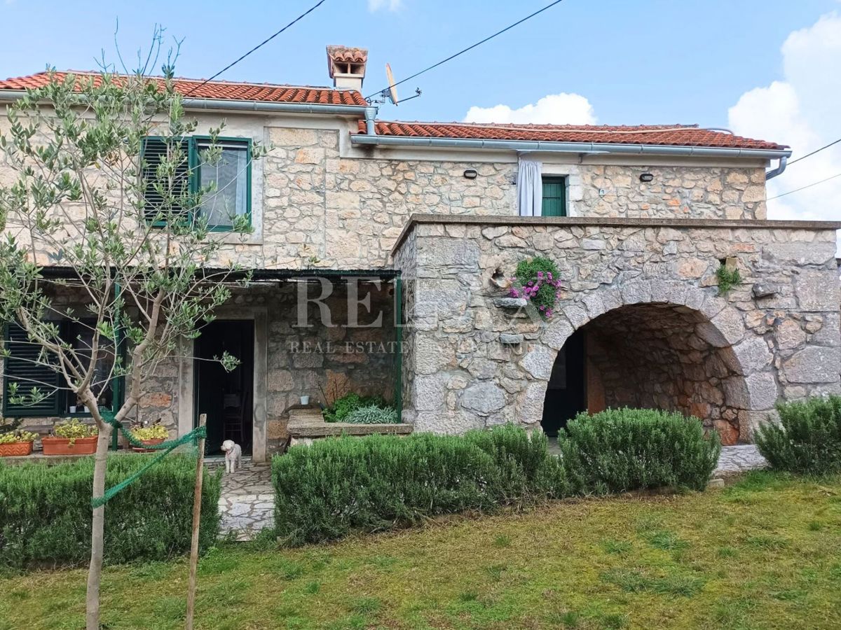 Dobrinj - prenovljena kamnita vila, bazen