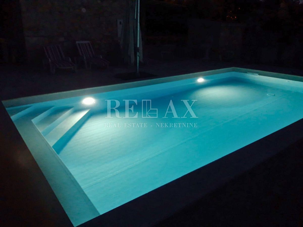 Dobrinj - prenovljena kamnita vila, bazen