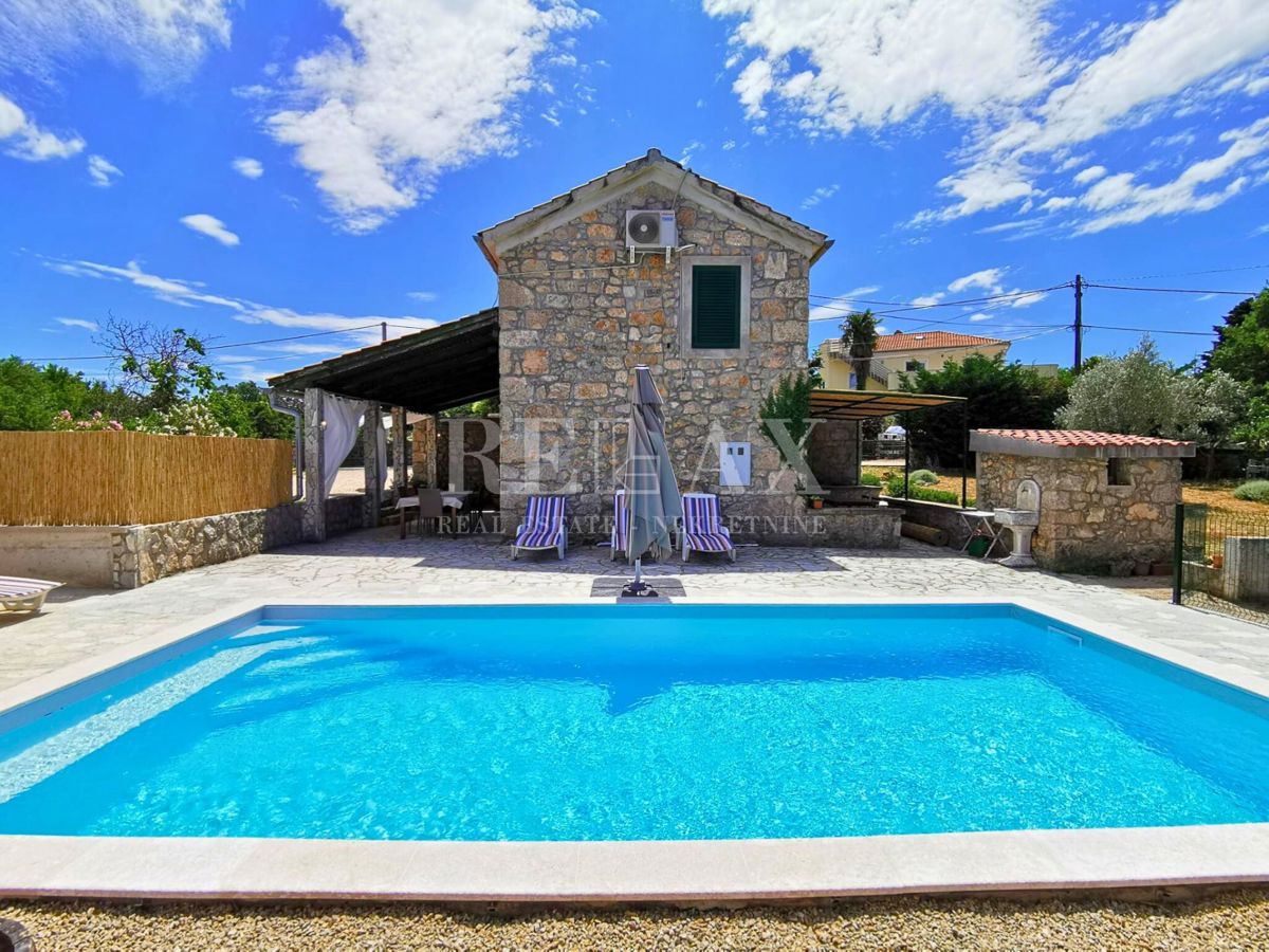 Dobrinj - prenovljena kamnita vila, bazen