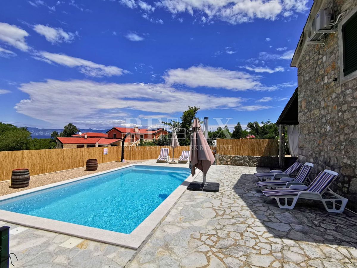 Dobrinj - prenovljena kamnita vila, bazen