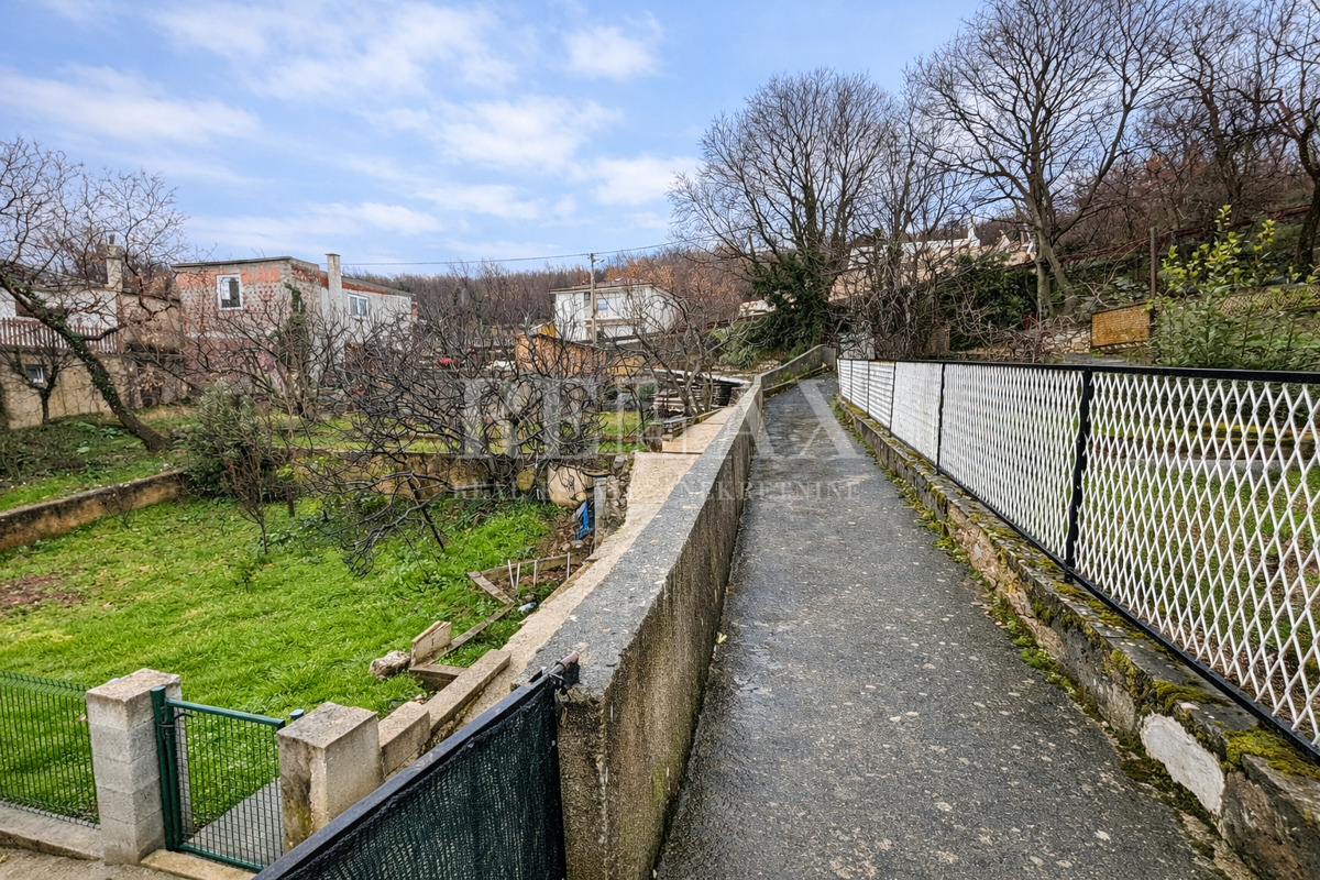 Novi Vinodolski, Donji Zagon - hiša z garažo