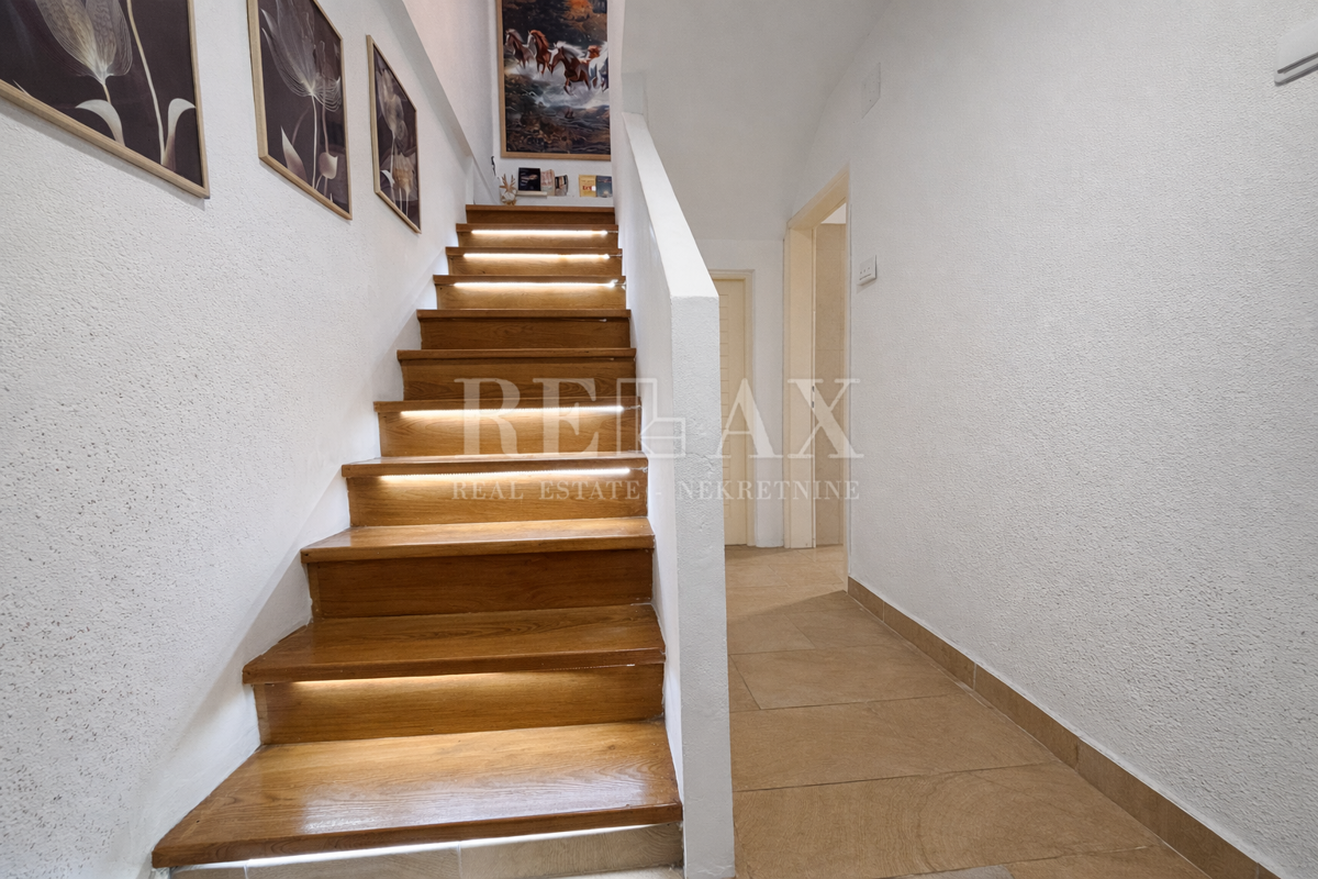 Novi Vinodolski, Donji Zagon - hiša z garažo