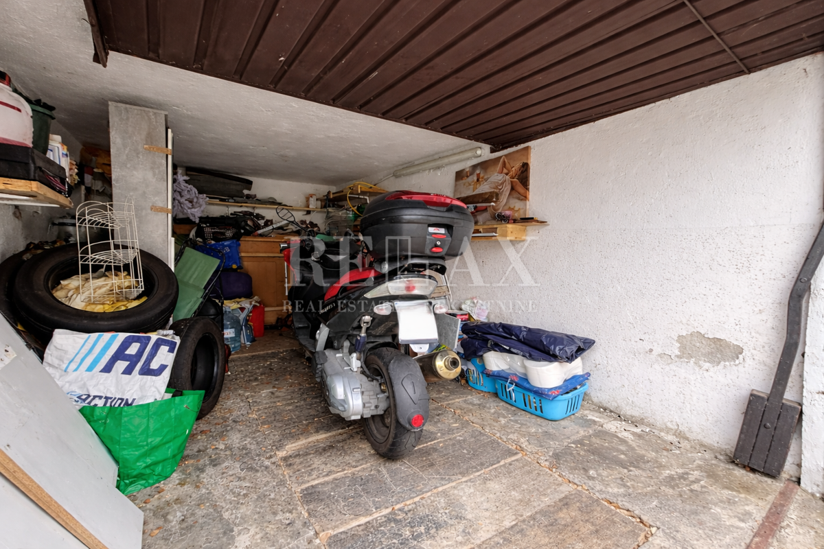 Novi Vinodolski, Donji Zagon - hiša z garažo