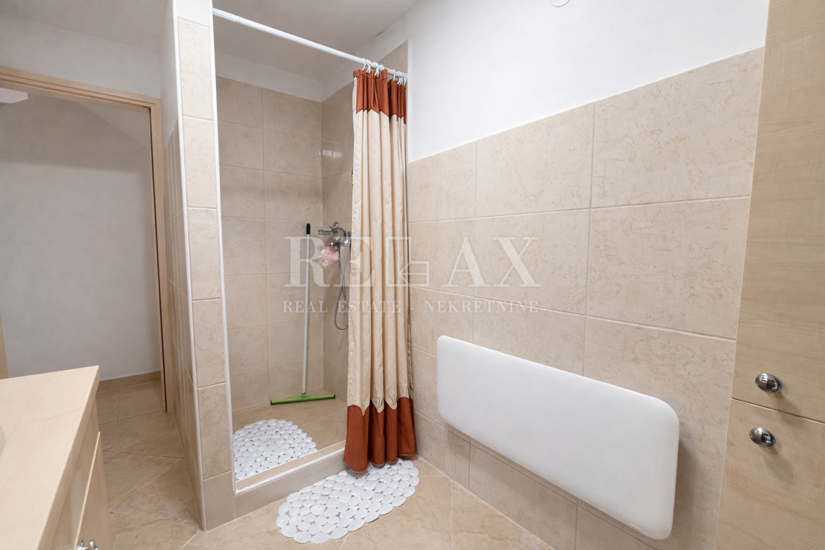 Novi Vinodolski, Donji Zagon - hiša z garažo