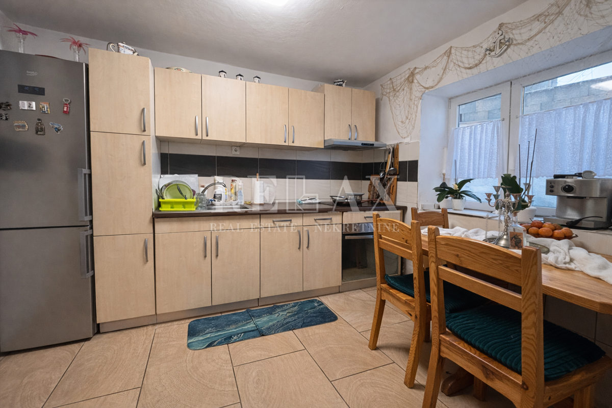 Novi Vinodolski, Donji Zagon - hiša z garažo