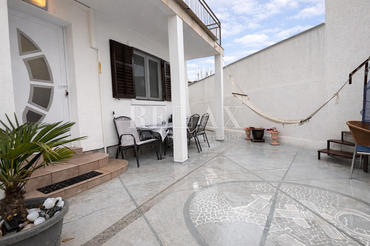 Novi Vinodolski, Donji Zagon - hiša z garažo