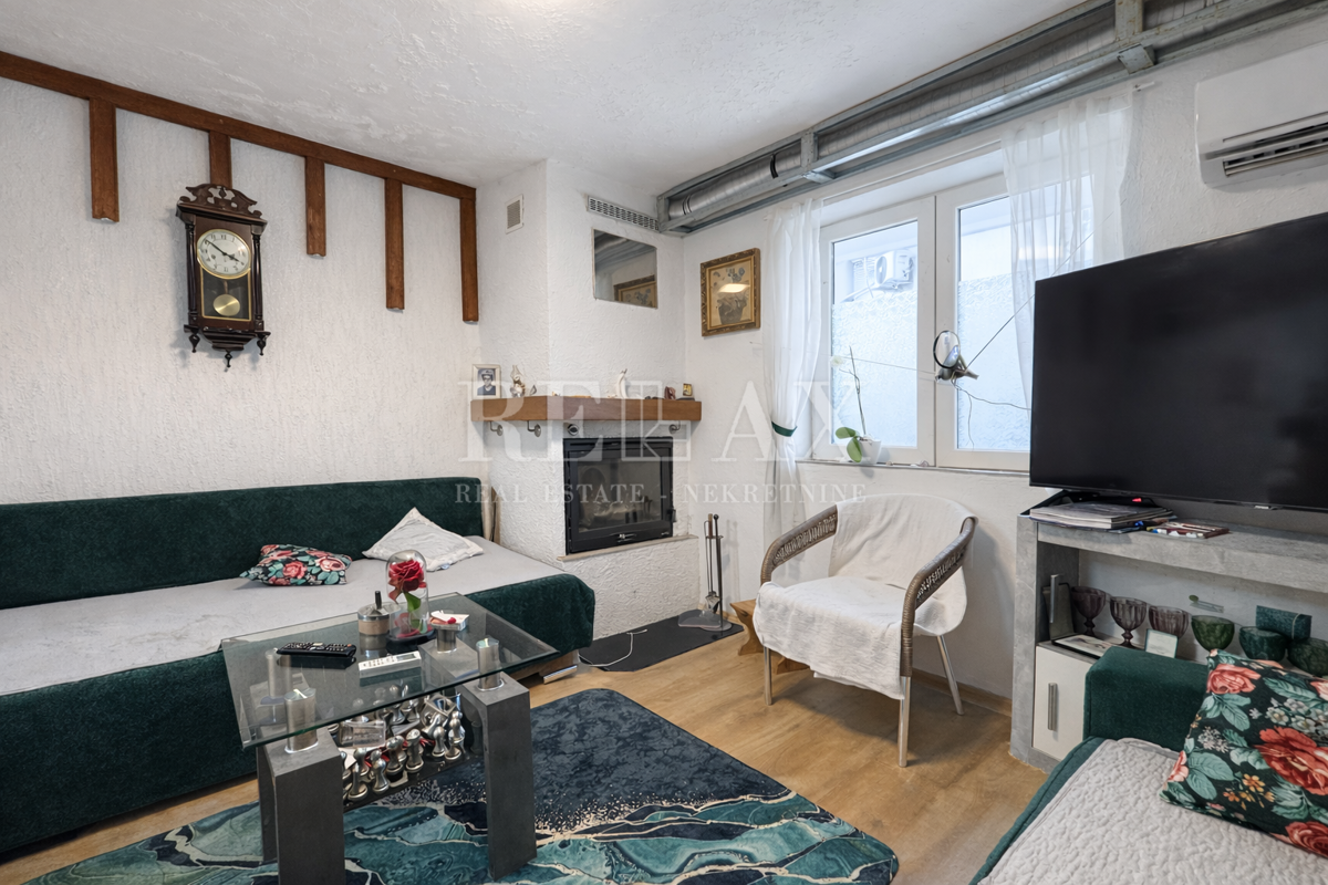 Novi Vinodolski, Donji Zagon - hiša z garažo