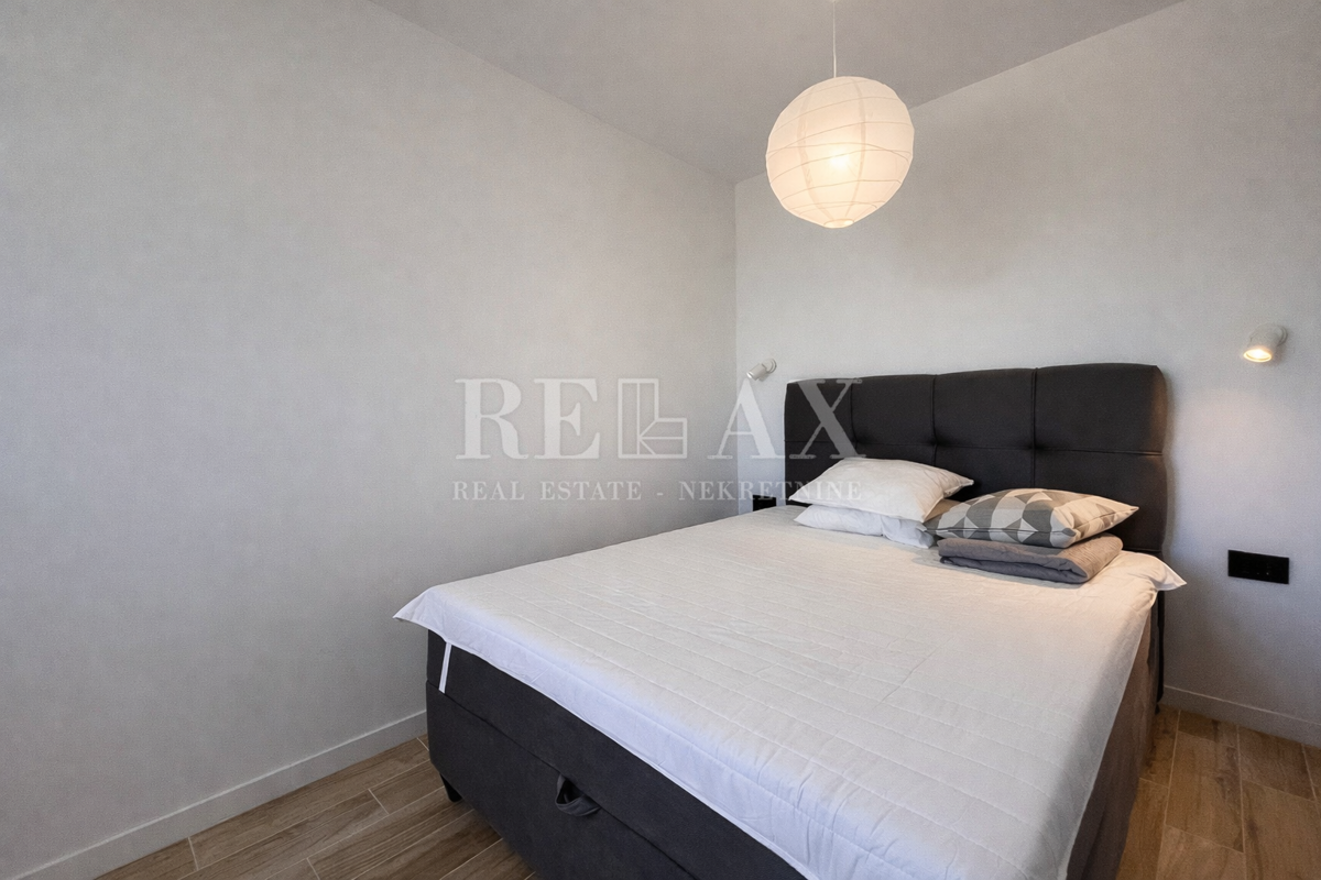 Crikvenica - novozgrajena hiša s 4 apartmaji, bazenom in pogledom na morje