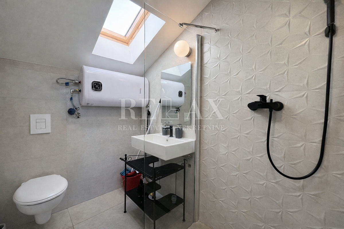 Crikvenica - novozgrajena hiša s 4 apartmaji, bazenom in pogledom na morje