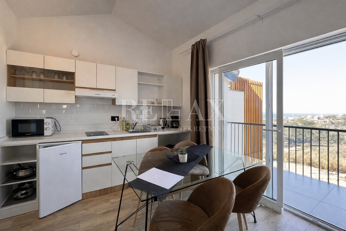 Crikvenica - novozgrajena hiša s 4 apartmaji, bazenom in pogledom na morje