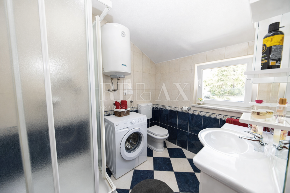 Crikvenica - hiša s 3 apartmaji na odlični lokaciji