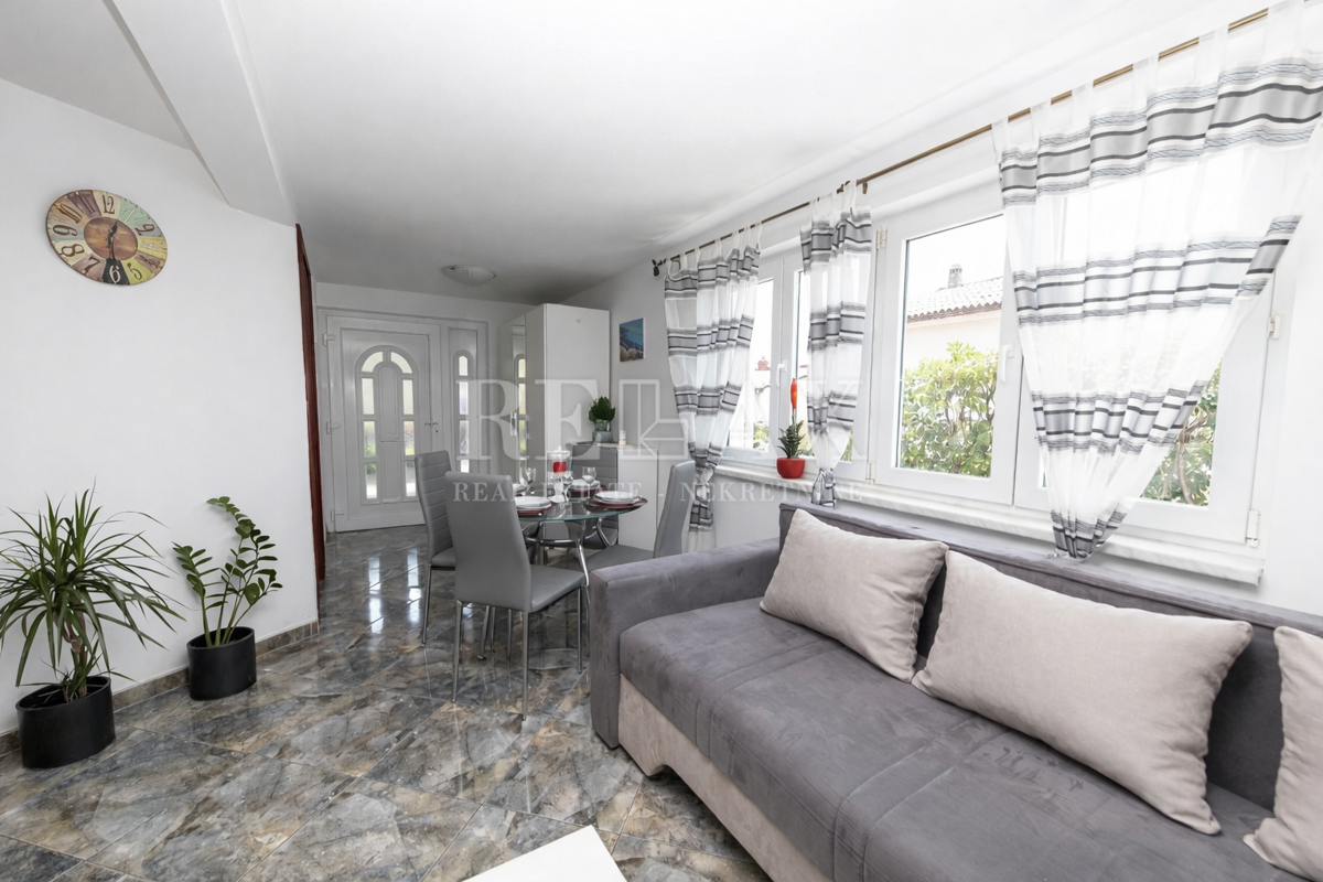 Crikvenica - hiša s 3 apartmaji na odlični lokaciji