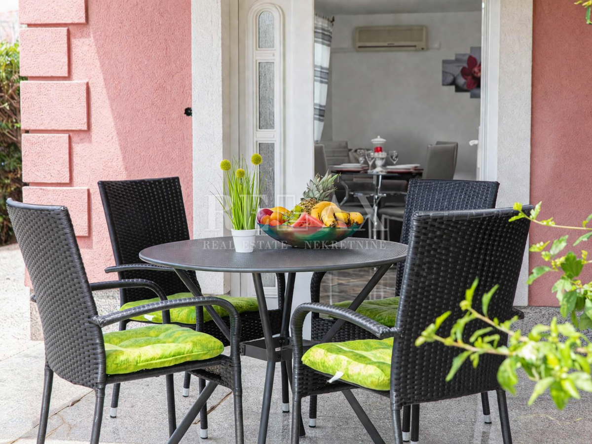 Crikvenica - hiša s 3 apartmaji na odlični lokaciji