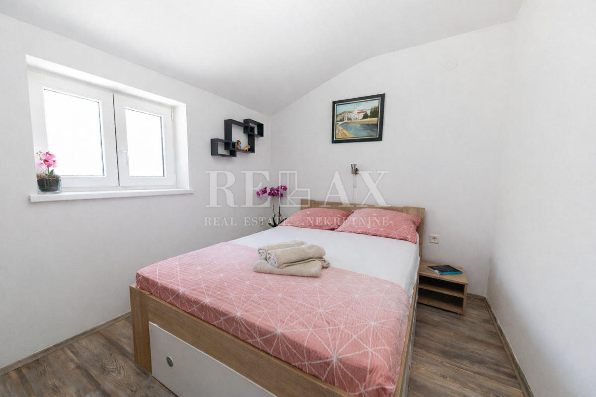 Crikvenica - hiša s 3 apartmaji na odlični lokaciji