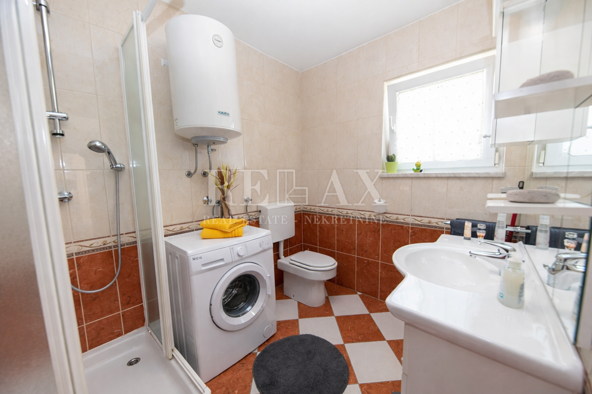 Crikvenica - hiša s 3 apartmaji na odlični lokaciji