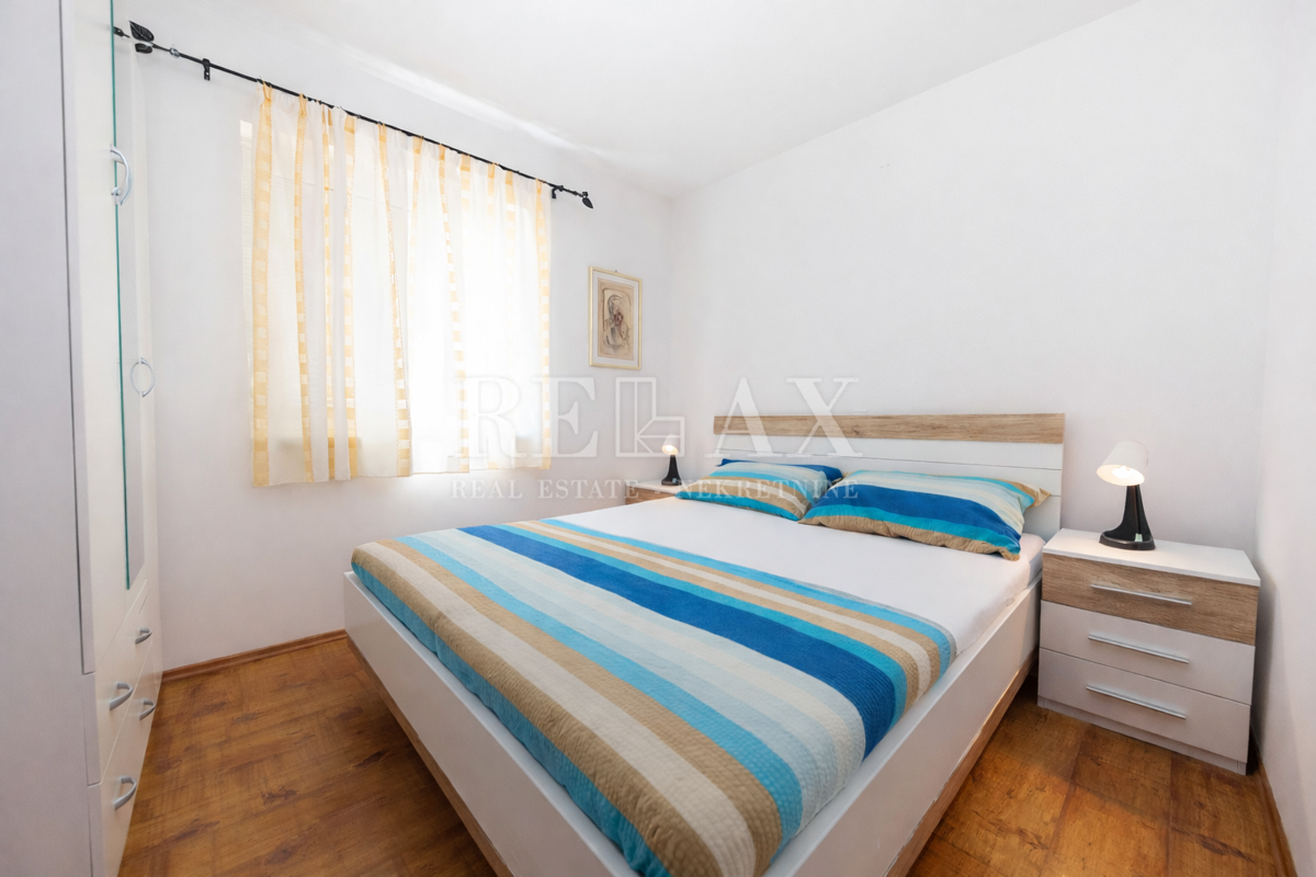 Crikvenica - hiša s 3 apartmaji na odlični lokaciji