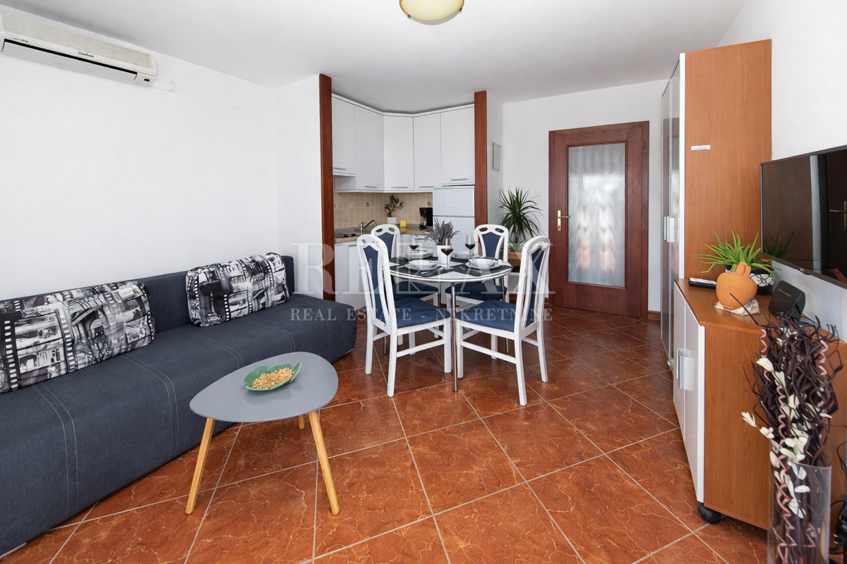 Crikvenica - hiša s 3 apartmaji na odlični lokaciji