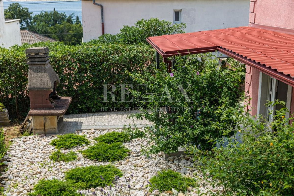 Crikvenica - hiša s 3 apartmaji na odlični lokaciji