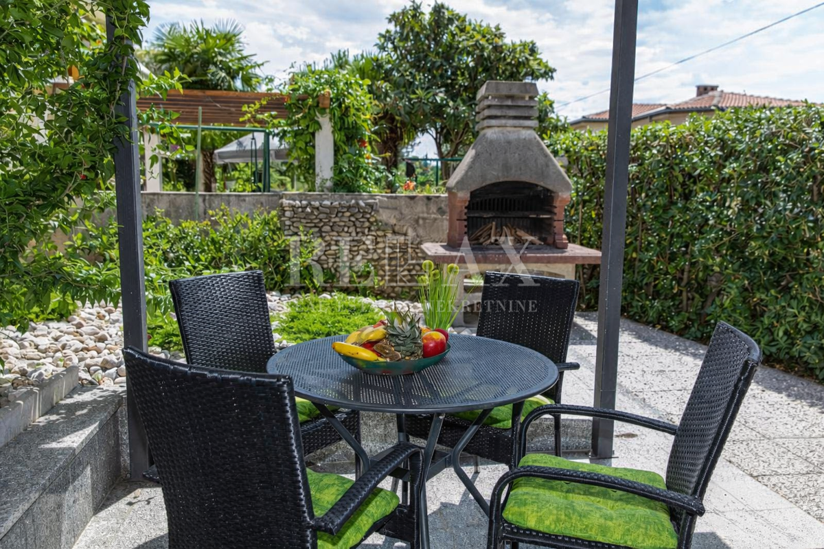 Crikvenica - hiša s 3 apartmaji na odlični lokaciji