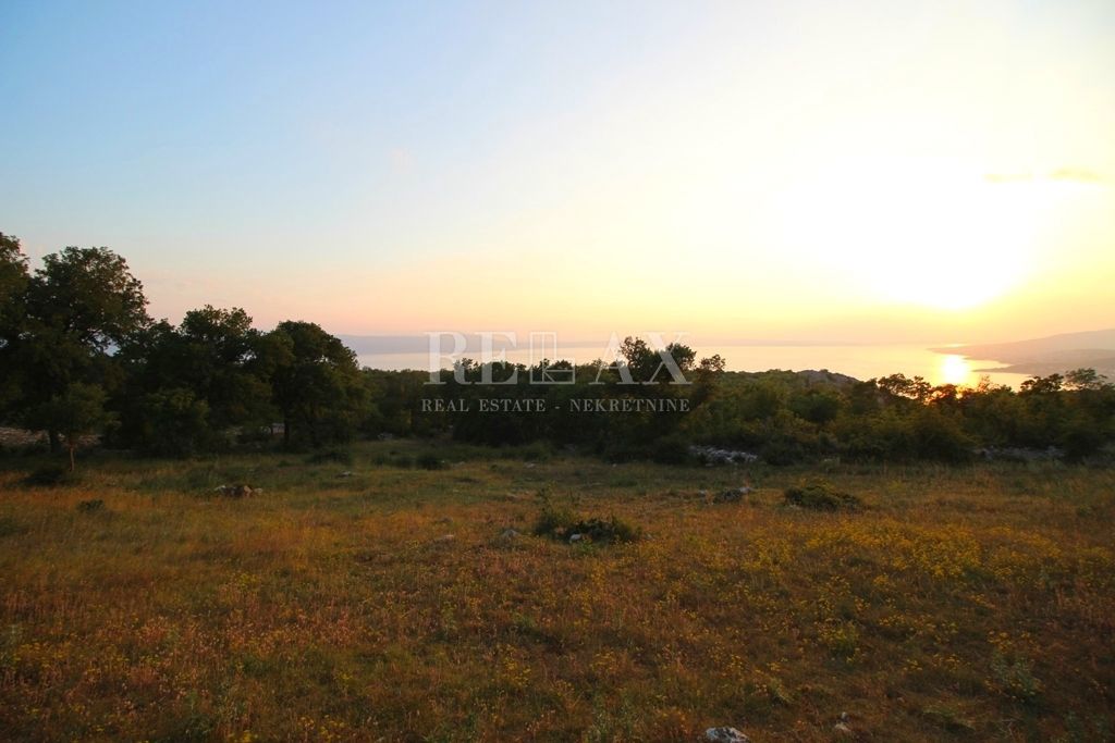 KLENOVICA, POLJICE - Kmetijsko zemljišče 6643 m2 z dvema ruševinama