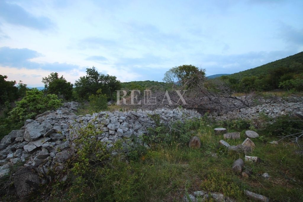 KLENOVICA, POLJICE - Kmetijsko zemljišče 6643 m2 z dvema ruševinama