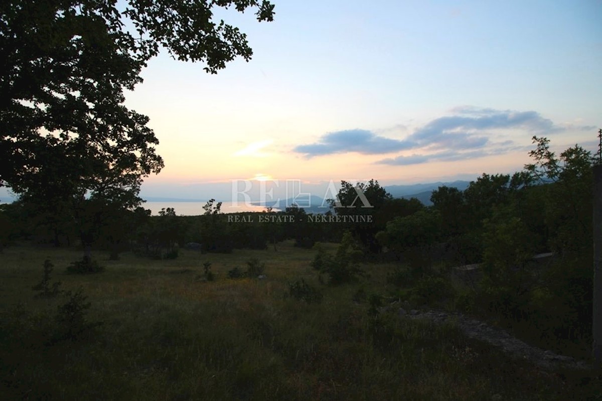 KLENOVICA, POLJICE - Kmetijsko zemljišče 6643 m2 z dvema ruševinama