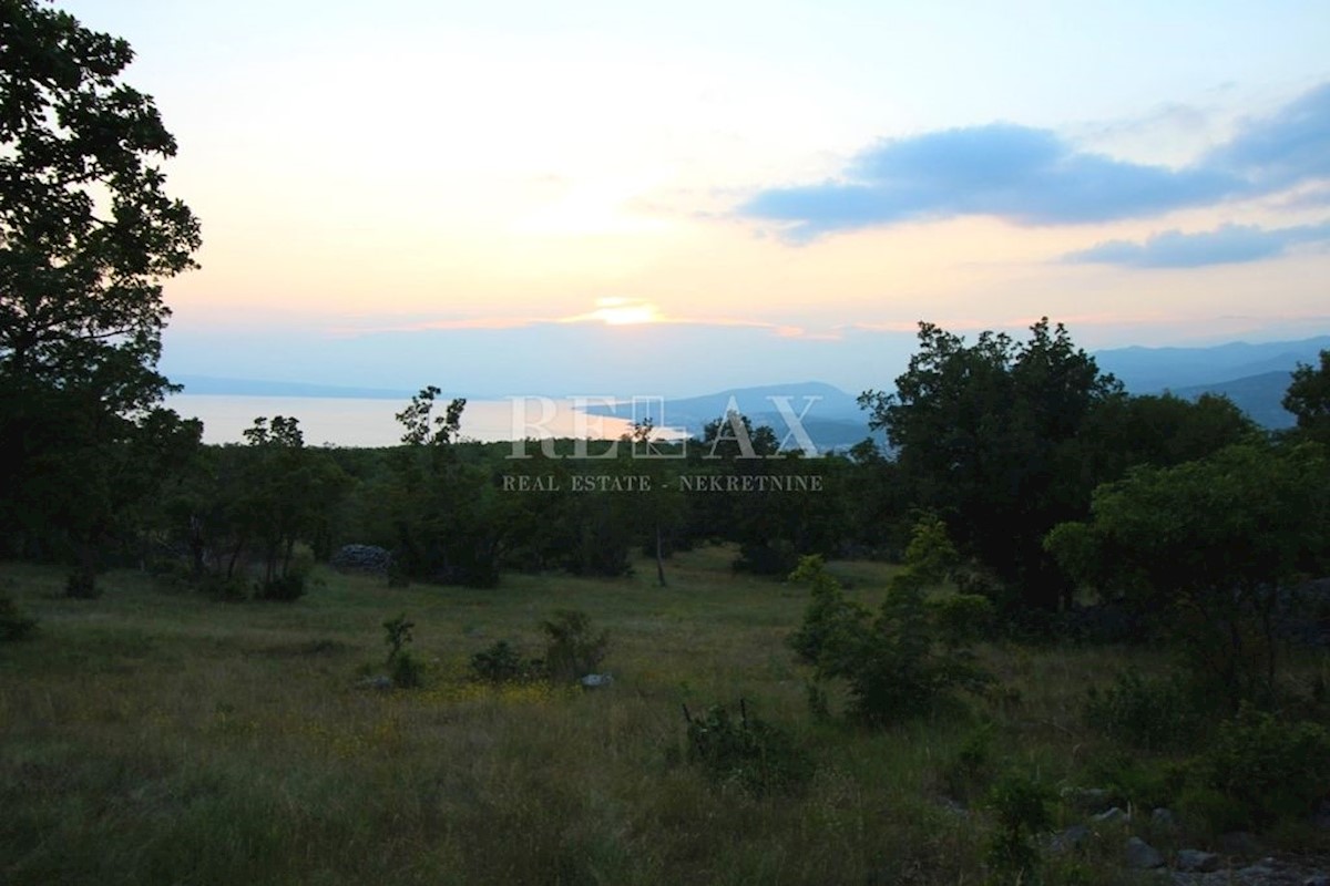 KLENOVICA, POLJICE - Kmetijsko zemljišče 6643 m2 z dvema ruševinama