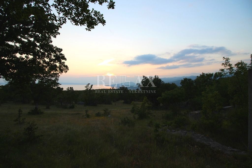 KLENOVICA, POLJICE - Kmetijsko zemljišče 6643 m2 z dvema ruševinama