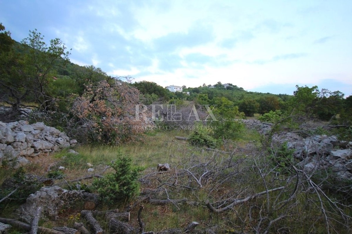 KLENOVICA, POLJICE - Kmetijsko zemljišče 6643 m2 z dvema ruševinama