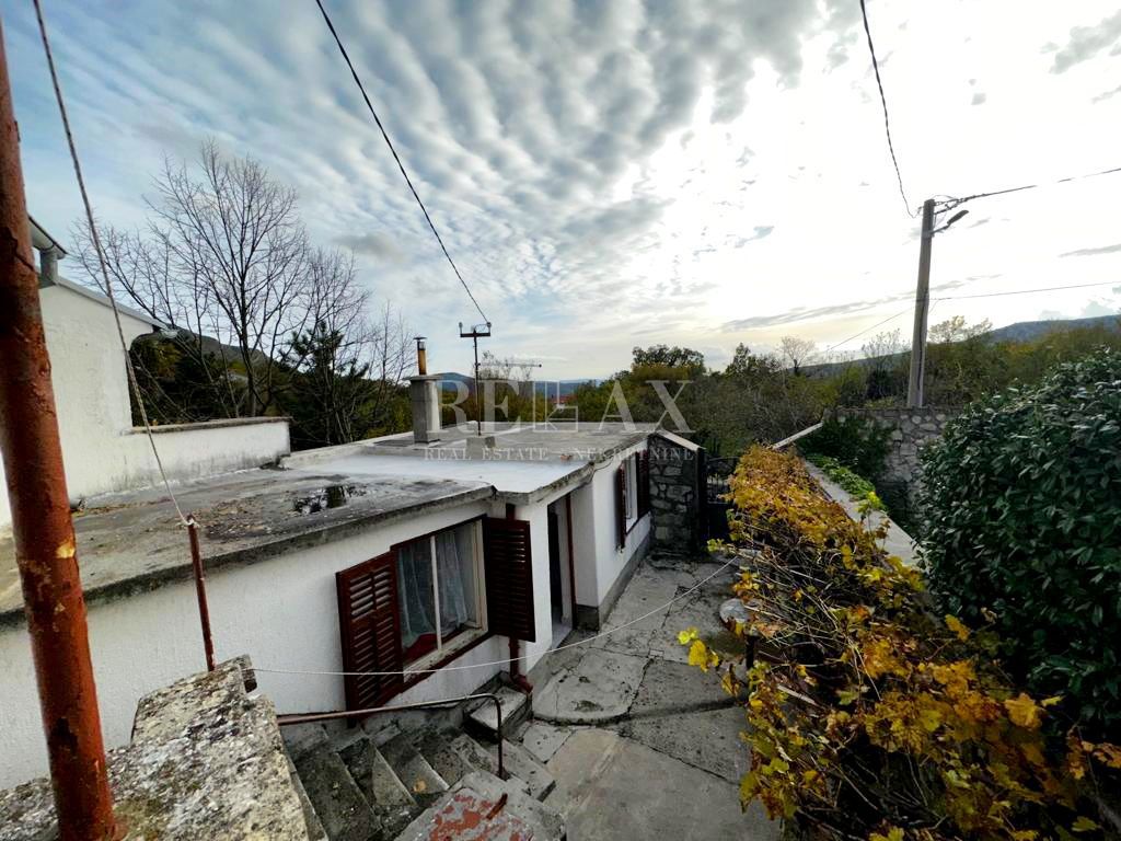 CRIKVENICA, GRIŽANE - Stara hiša z dvoriščem in gostilno