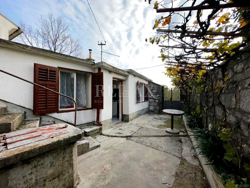 CRIKVENICA, GRIŽANE - Stara hiša z dvoriščem in gostilno
