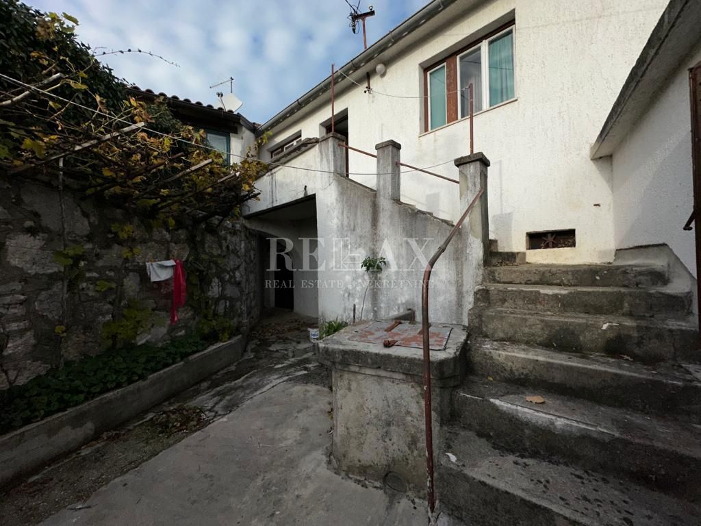 CRIKVENICA, GRIŽANE - Stara hiša z dvoriščem in gostilno