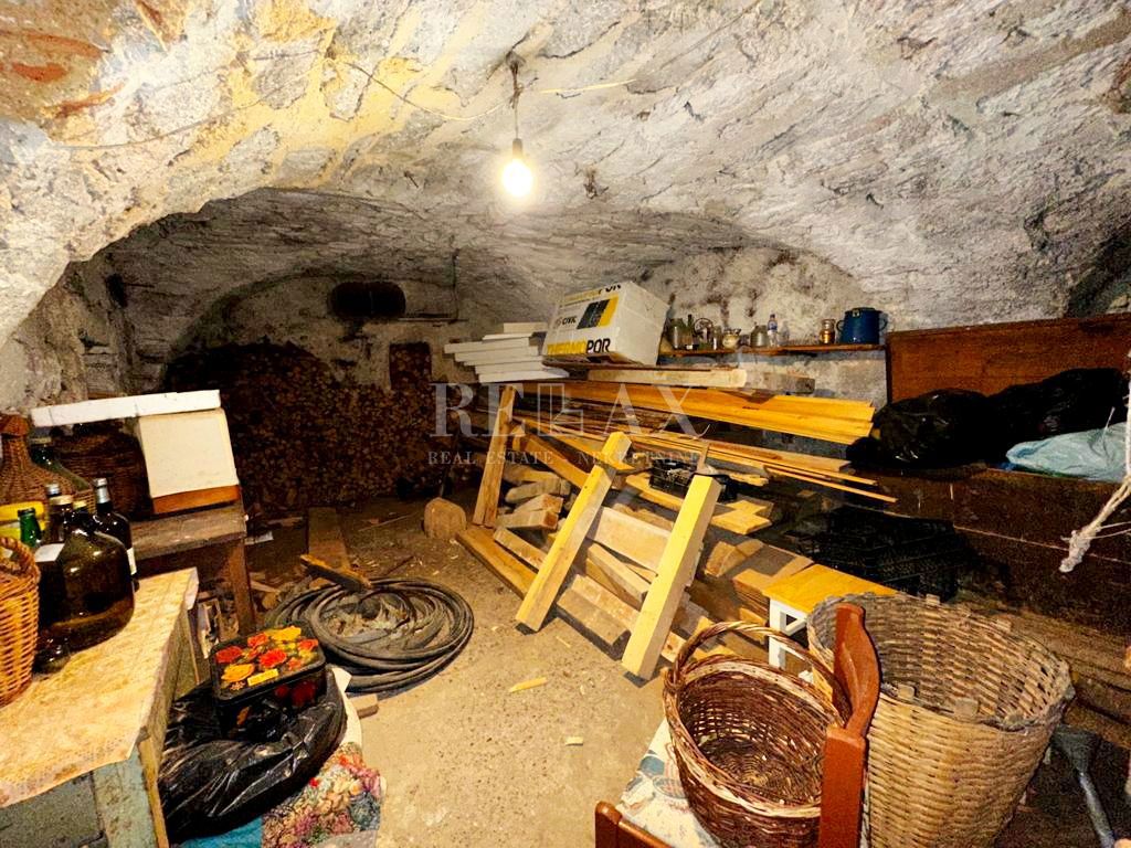 CRIKVENICA, GRIŽANE - Stara hiša z dvoriščem in gostilno