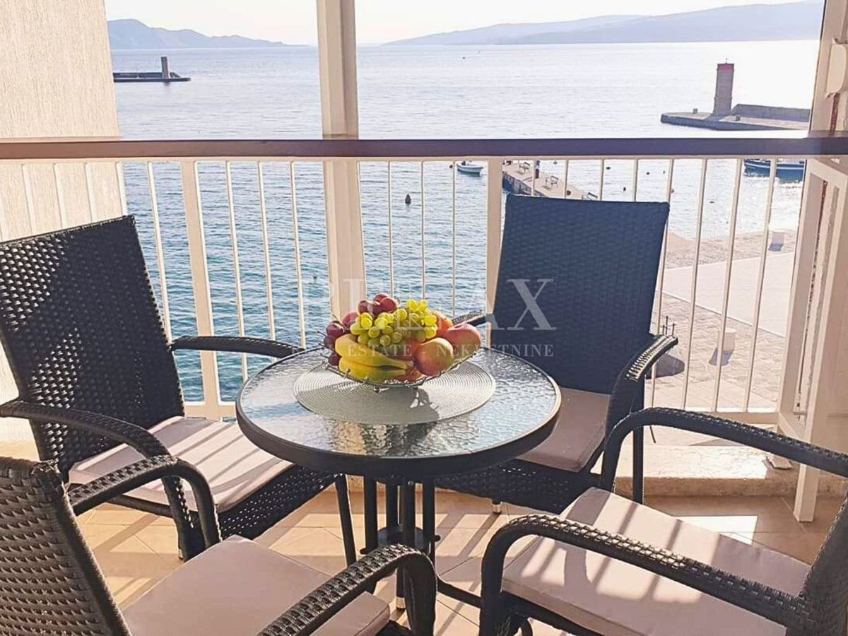 Senj - Dvosobno stanovanje v prvi vrsti do morja