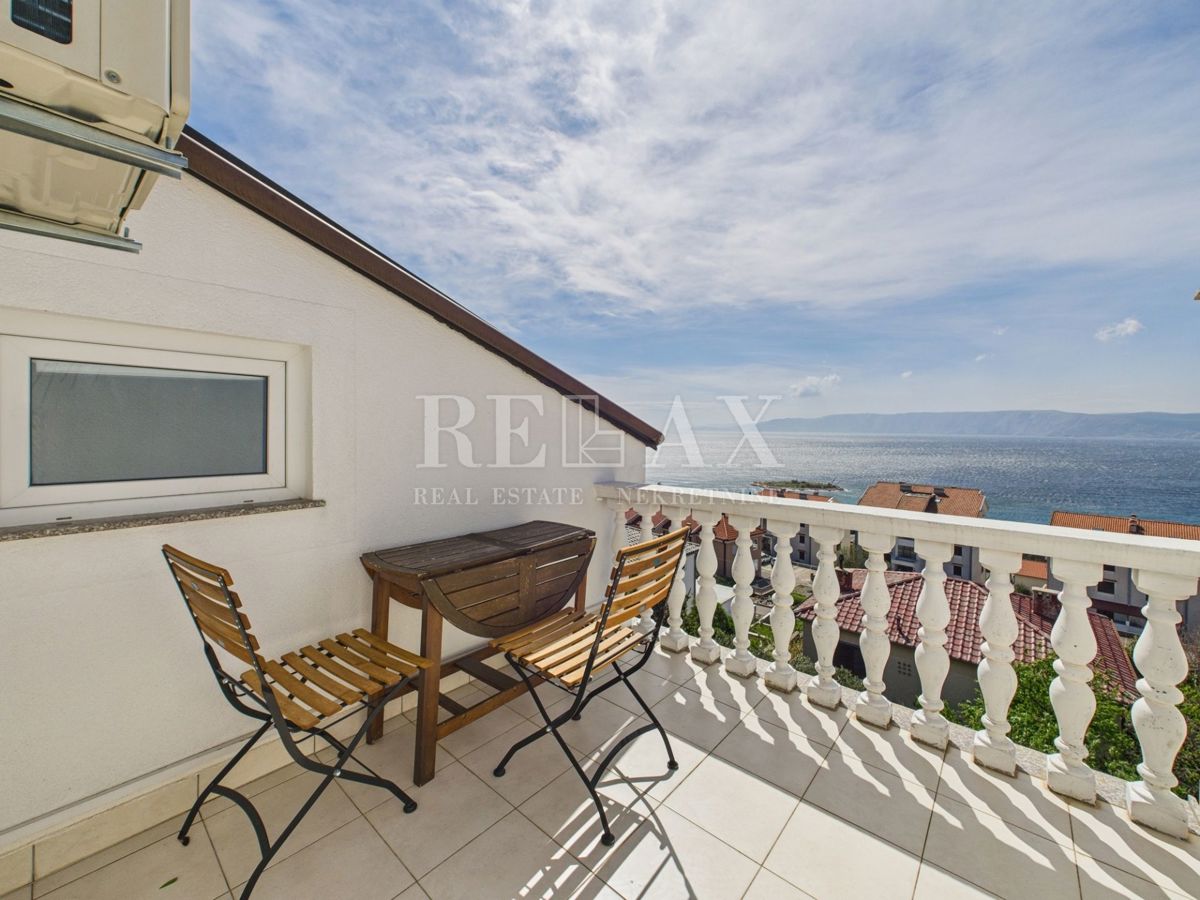 Novi Vinodolski - dvoetažni apartma s parkirnim mestom