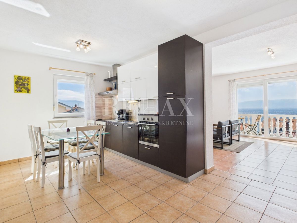 Novi Vinodolski - dvoetažni apartma s parkirnim mestom