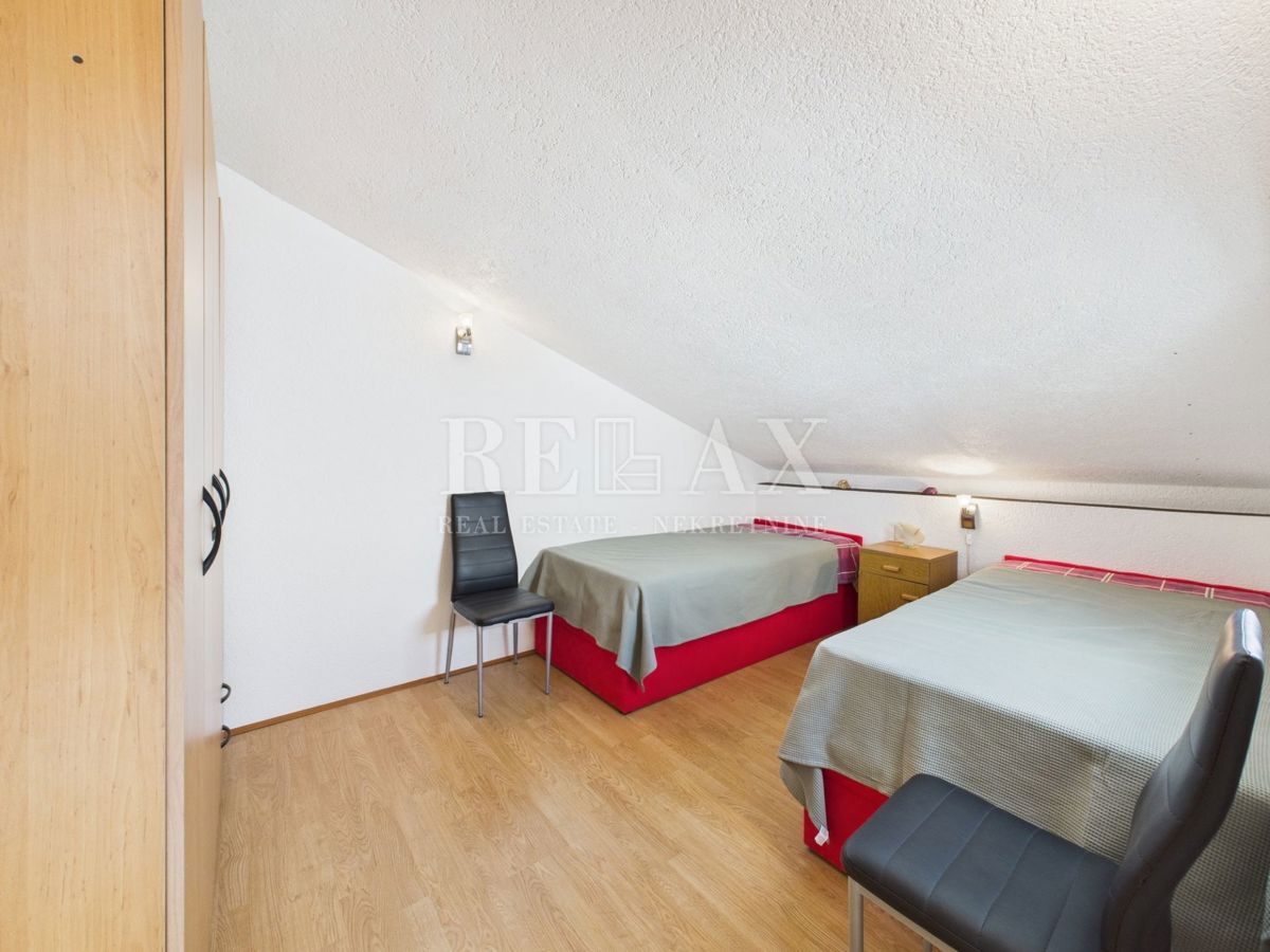 Novi Vinodolski - dvoetažni apartma s parkirnim mestom