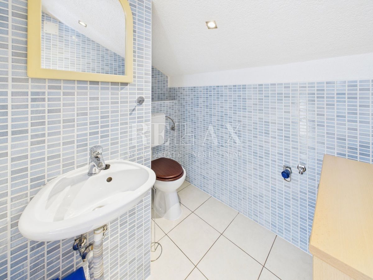 Novi Vinodolski - dvoetažni apartma s parkirnim mestom