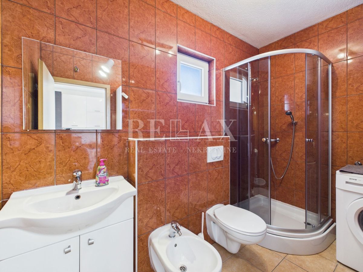 Novi Vinodolski - dvoetažni apartma s parkirnim mestom