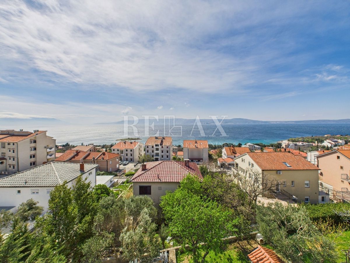 Novi Vinodolski - dvoetažni apartma s parkirnim mestom