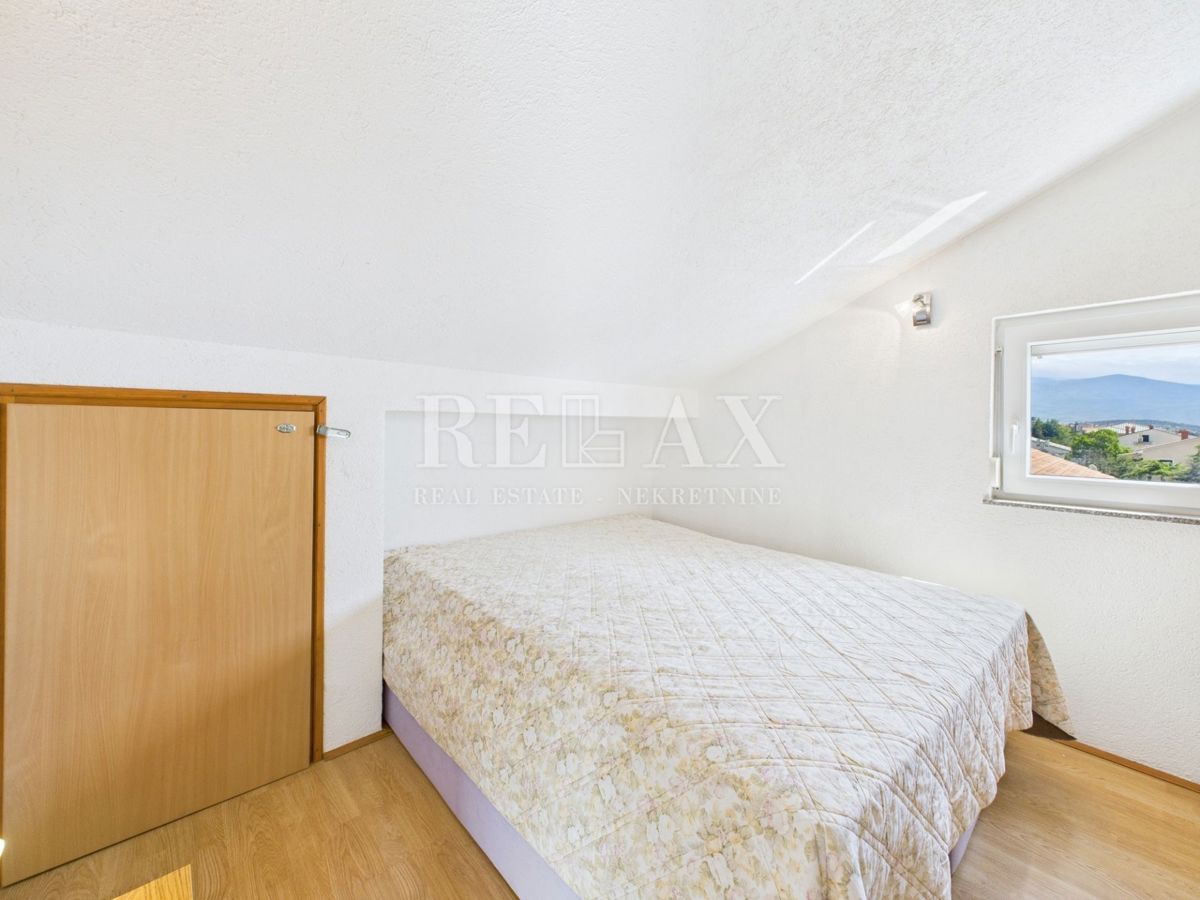 Novi Vinodolski - dvoetažni apartma s parkirnim mestom