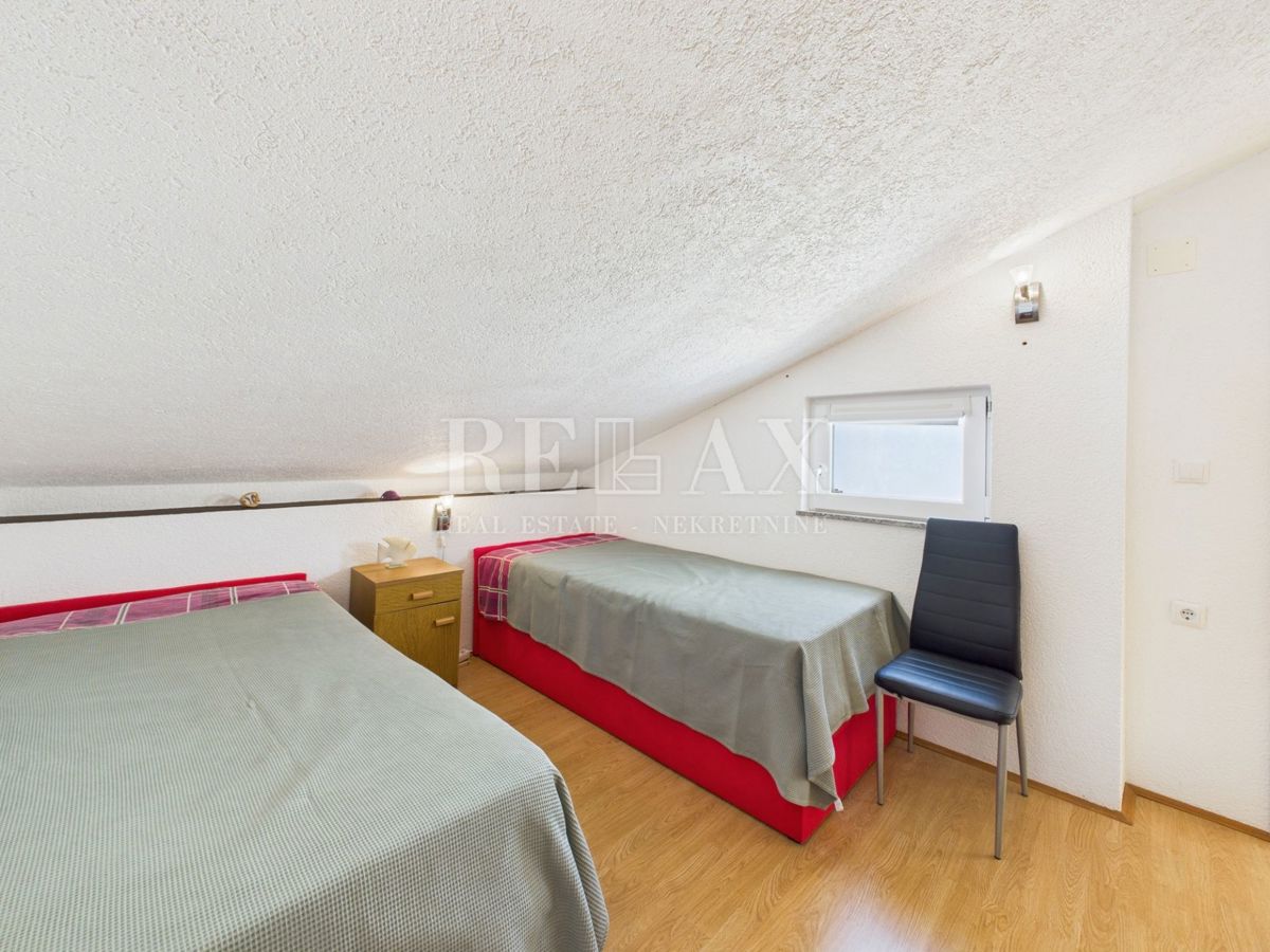 Novi Vinodolski - dvoetažni apartma s parkirnim mestom