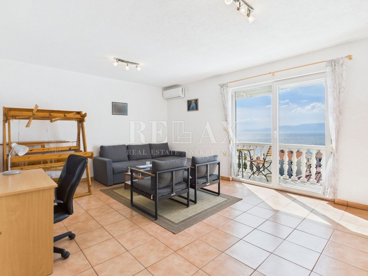 Novi Vinodolski - dvoetažni apartma s parkirnim mestom